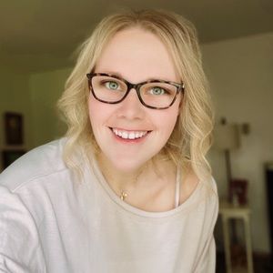 Meet your Posher, Caitlin